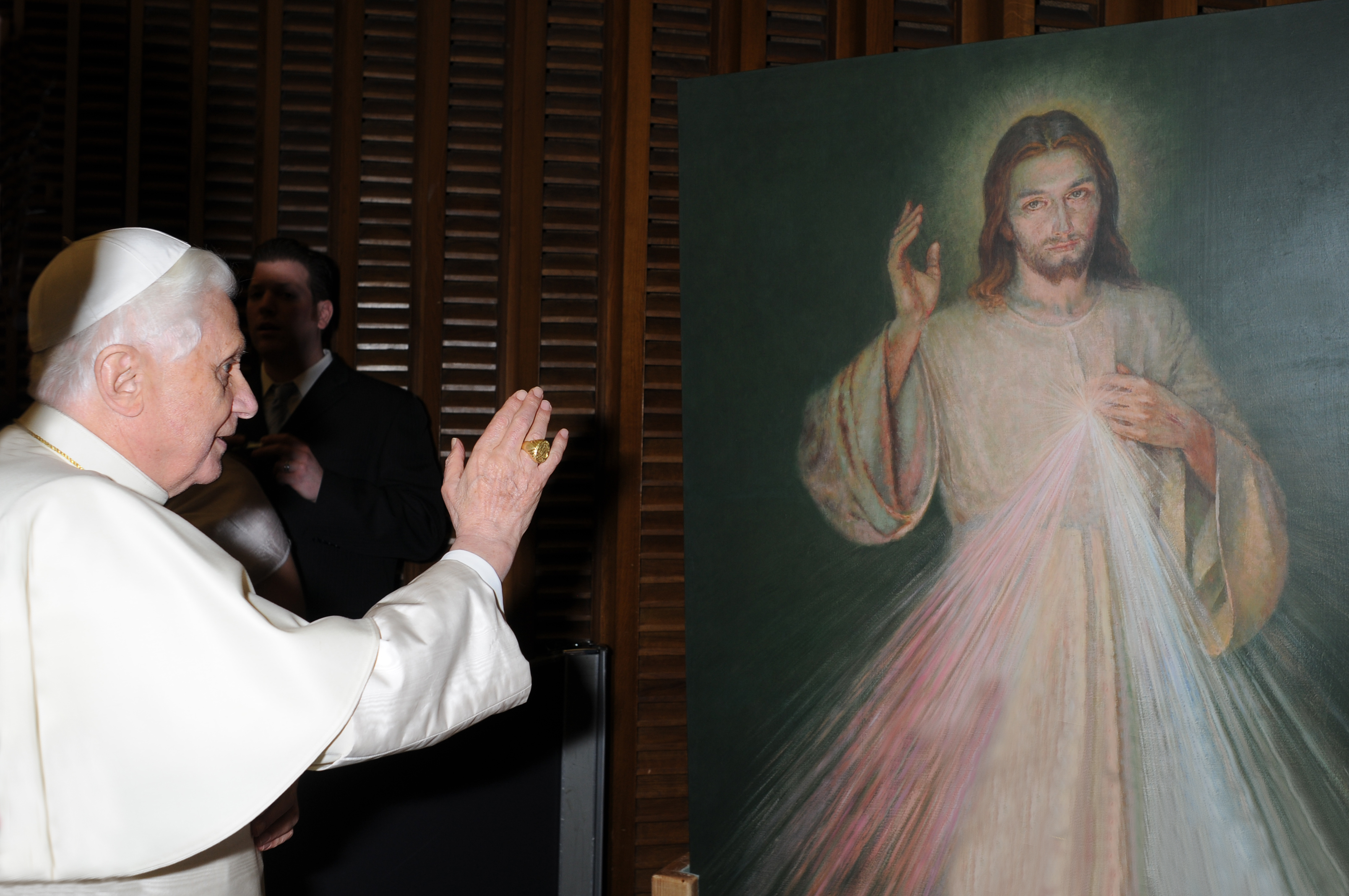 Benedikt XVI. žehná obraz do kostela ve Slavkovicích.jpg